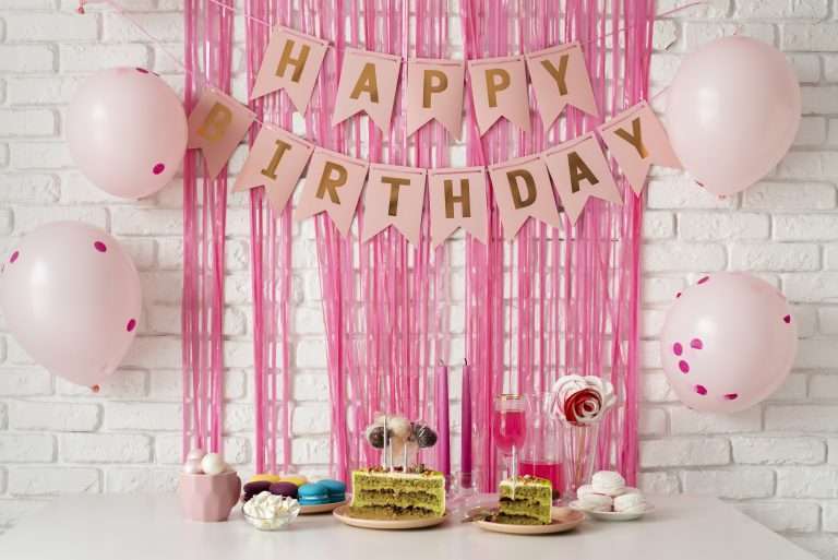 table-arrangement-birthday-event-with-cake-happy-birthday-banner