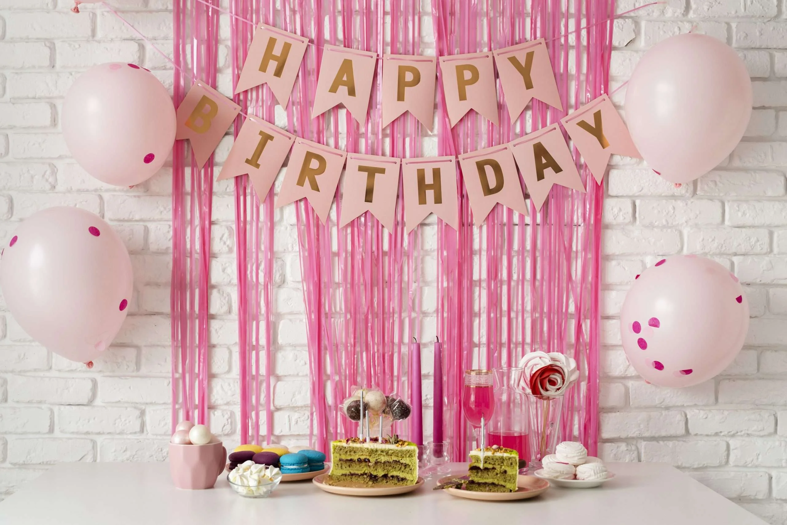 table-arrangement-birthday-event-with-cake-happy-birthday-banner-scaled