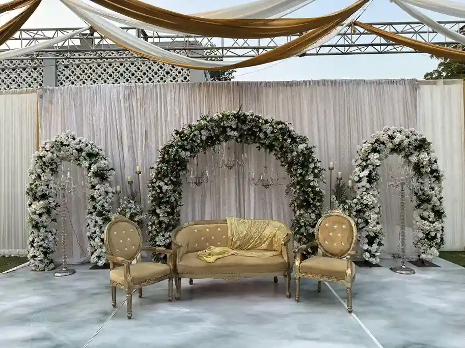 Classic Floral Stage Décor
