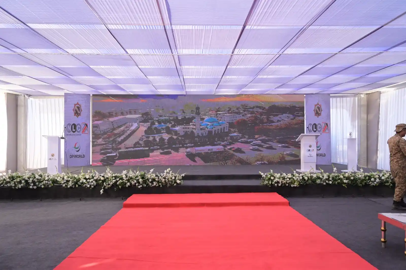 SMD screen installation for the NLC and DP World corporate logistics summit.